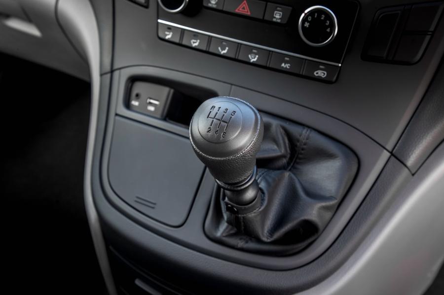 Детали интерьера Hyundai iLoad 2018 года  (UK) (фото 5 из 18)